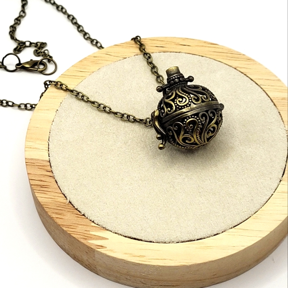🍍 Handmade Swirl Cage Pendant Necklace